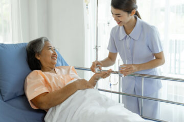 保障尊嚴，提供專業護理：老人長期照顧的社會責任